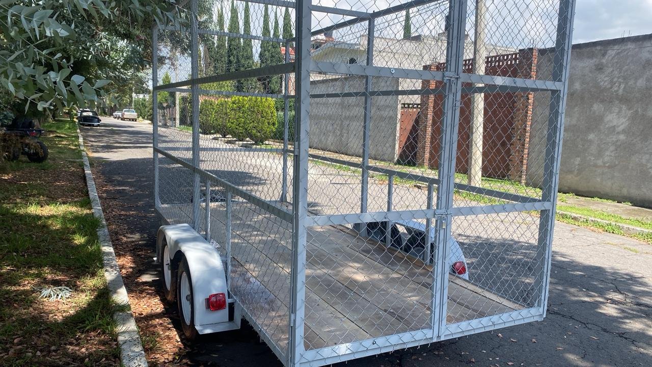 Remolque de Carga Pesada Tipo Jaula de Doble Eje - Estructura Blanca con Malla Perimetral - Image 10