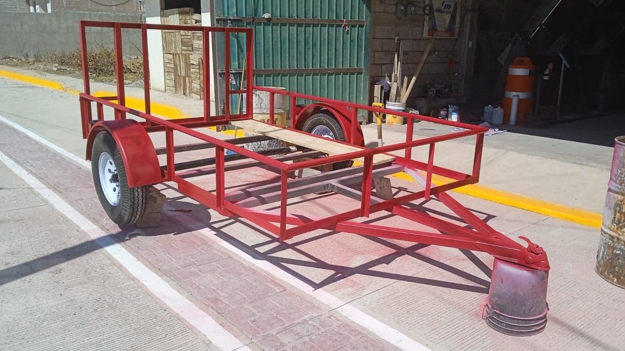 Remolque Utilitario Rojo de Un Eje con Plataforma de Madera Reforzada - Image 4