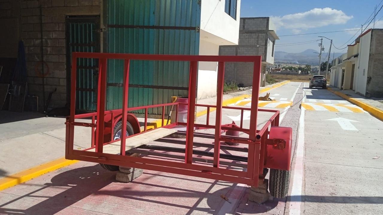 Remolque Utilitario Rojo de Un Eje con Plataforma de Madera Reforzada - Image 2