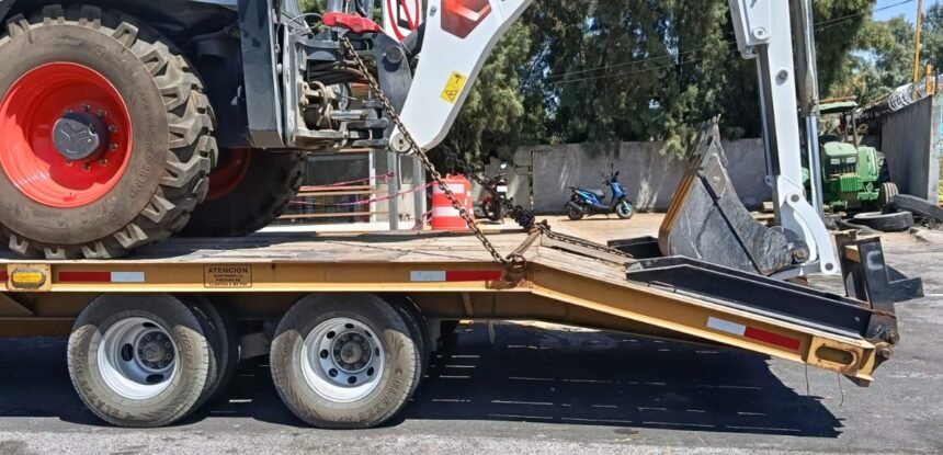 Remolque Cama Baja para Maquinaria Pesada y Construcción - Doble Eje con Cola de Pato