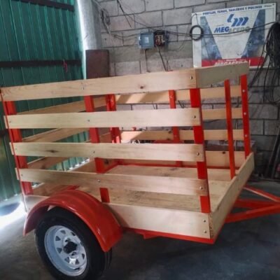 Remolque Utilitario Ligero de Carga General con Lados de Madera Estilo Red y Chasis Naranja Vibrante