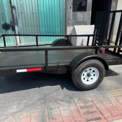 Remolque Utilitario Negro de Un Eje con Rampa Abatible y Piso Metálico